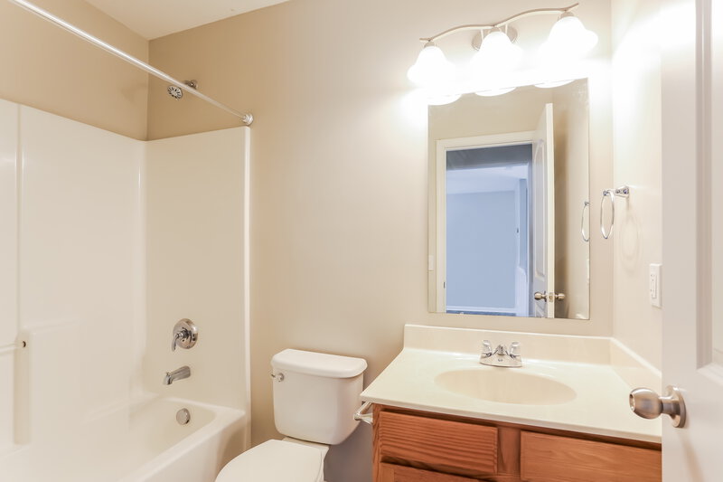2,075/Mo, 7242 Rondeau Dr Reynoldsburg, OH 43068 Bathroom View
