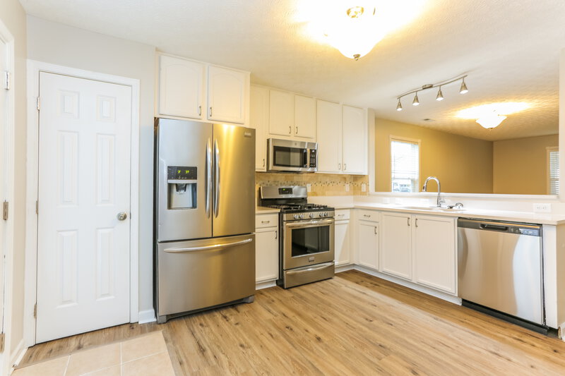 2,120/Mo, 8039 Beardsley Ave Blacklick, OH 43004 Kitchen View 2