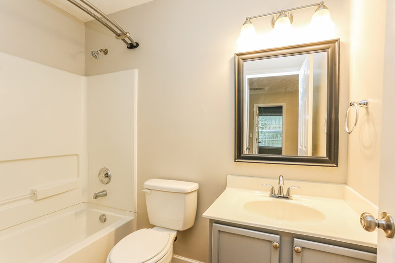2,120/Mo, 8039 Beardsley Ave Blacklick, OH 43004 Main Bathroom View