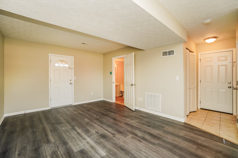 1,905/Mo, 1365 Randan Dr Columbus, OH 43207 Family Room View 2