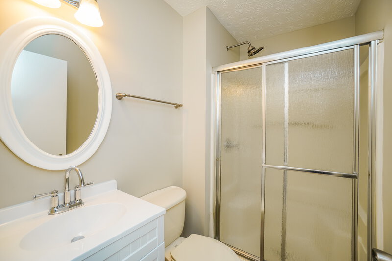 1,905/Mo, 1365 Randan Dr Columbus, OH 43207 Main Bathroom View