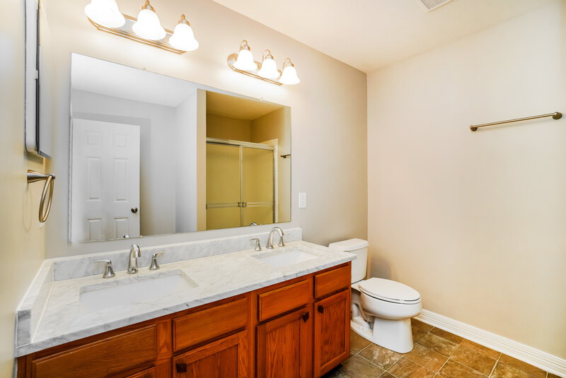 2,355/Mo, 718 Orwell St Lithopolis, OH 43136 Main Bathroom View