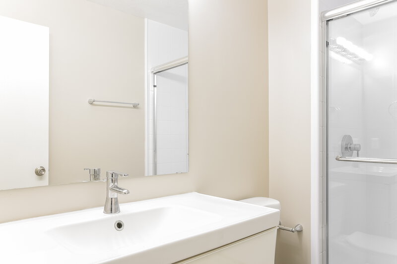 2,215/Mo, 6693 Laburnum Dr Canal Winchester, OH 43110 Main Bathroom View
