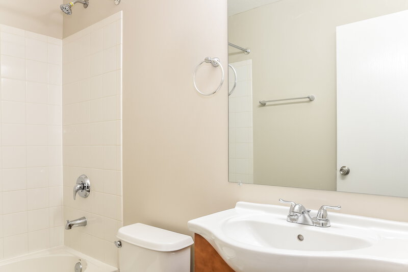 2,215/Mo, 6693 Laburnum Dr Canal Winchester, OH 43110 Bathroom View