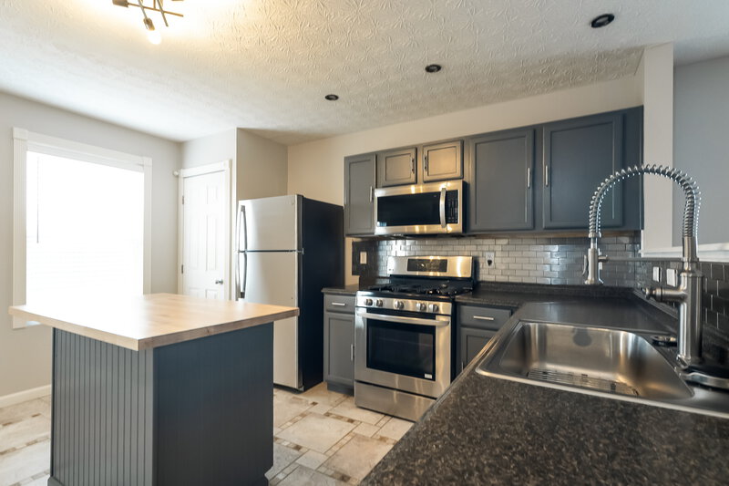 2,095/Mo, 5425 Englecrest Dr Canal Winchester, OH 43110 Kitchen View 2