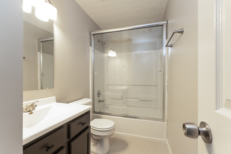 2,095/Mo, 5425 Englecrest Dr Canal Winchester, OH 43110 Bathroom View