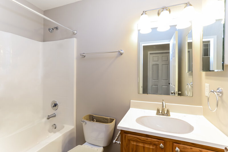 2,235/Mo, 346 Constance St Lockbourne, OH 43137 Bathroom View