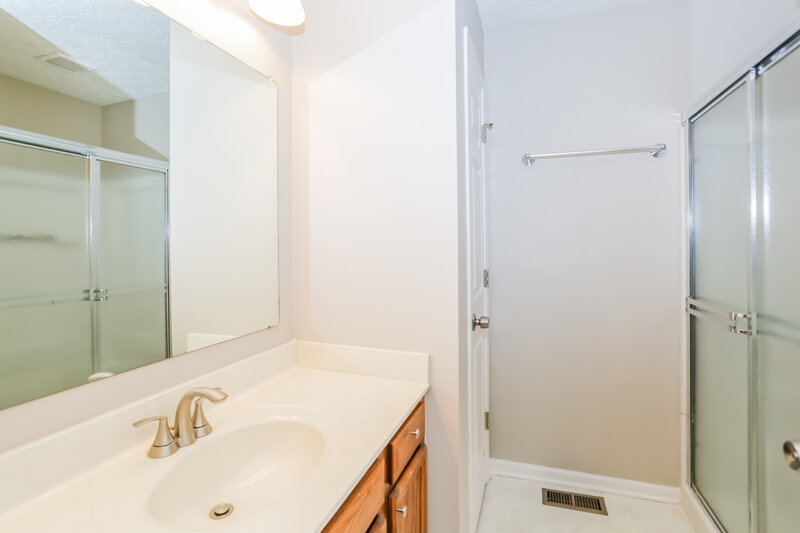 2,315/Mo, 5931 Rainwater Way Columbus, OH 43228 Main Bathroom View