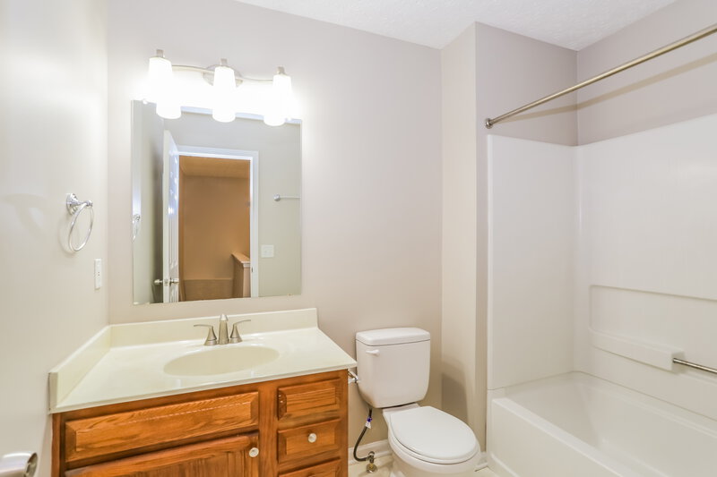 2,315/Mo, 5931 Rainwater Way Columbus, OH 43228 Bathroom View