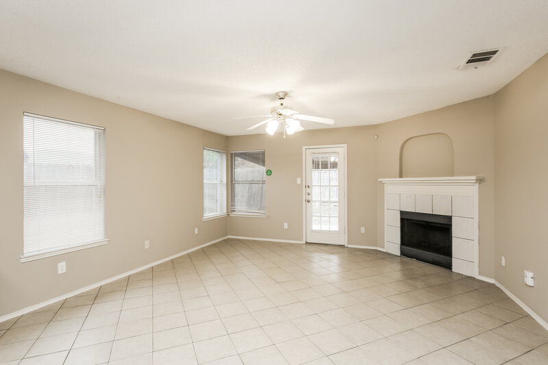 1,725/Mo, 8172 Heritage Place Dr Fort Worth, TX 76137 Living Room View 3