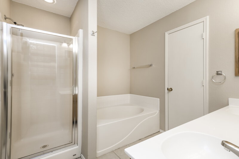 1,725/Mo, 8172 Heritage Place Dr Fort Worth, TX 76137 Main Bathroom View