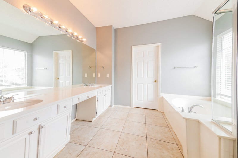 2,830/Mo, 774 Poplar Ct Lake Dallas, TX 75065 Main Bathroom View
