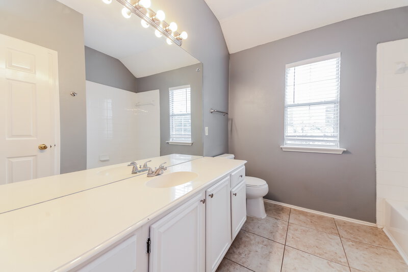 2,830/Mo, 774 Poplar Ct Lake Dallas, TX 75065 Bathroom View