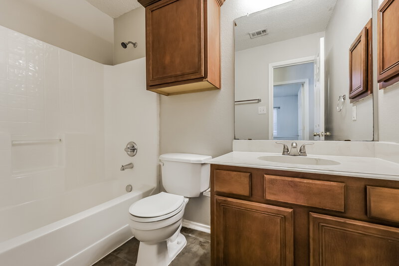 2,100/Mo, 3017 Morning Dove Ln Midlothian, TX 76065 Bathroom View