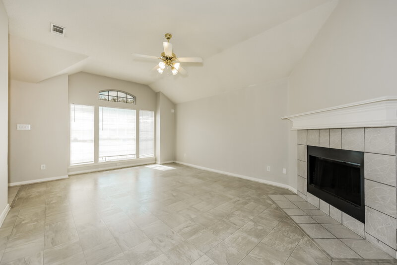 2,150/Mo, 5017 Eastcreek Dr Arlington, TX 76018 Living Room View
