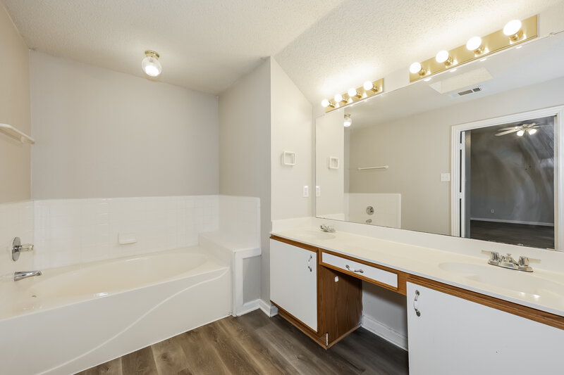 2,150/Mo, 5017 Eastcreek Dr Arlington, TX 76018 Main Bathroom View