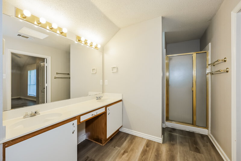2,150/Mo, 5017 Eastcreek Dr Arlington, TX 76018 Main Bathroom View 2