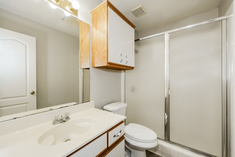 2,150/Mo, 5017 Eastcreek Dr Arlington, TX 76018 Bathroom View