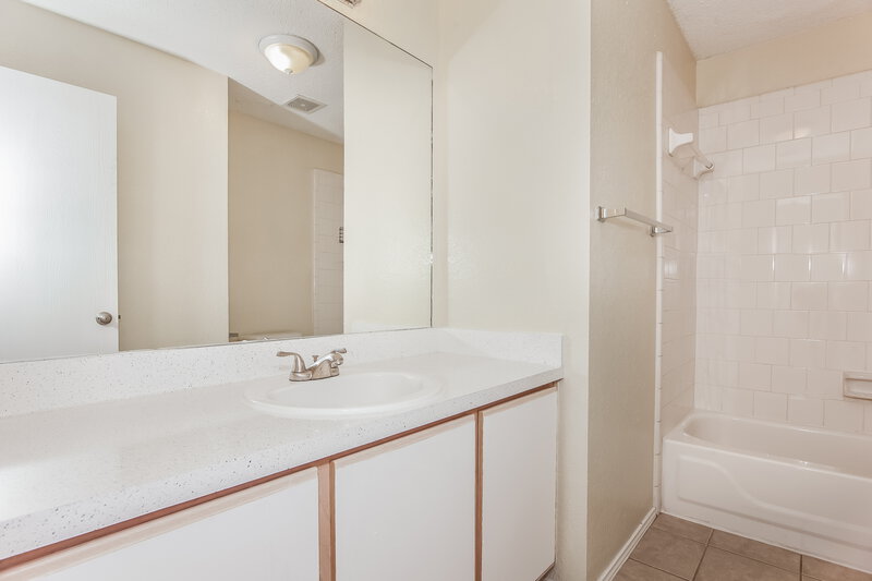 1,995/Mo, 1101 Wintercreek Dr Denton, TX 76210 Bathroom View