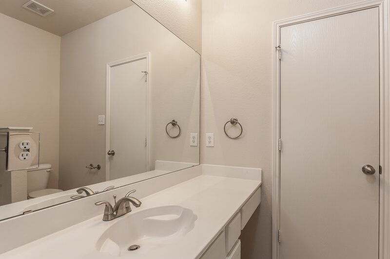 1,825/Mo, 10436 Fossil Hill Dr Fort Worth, TX 76131 Master Bathroom View