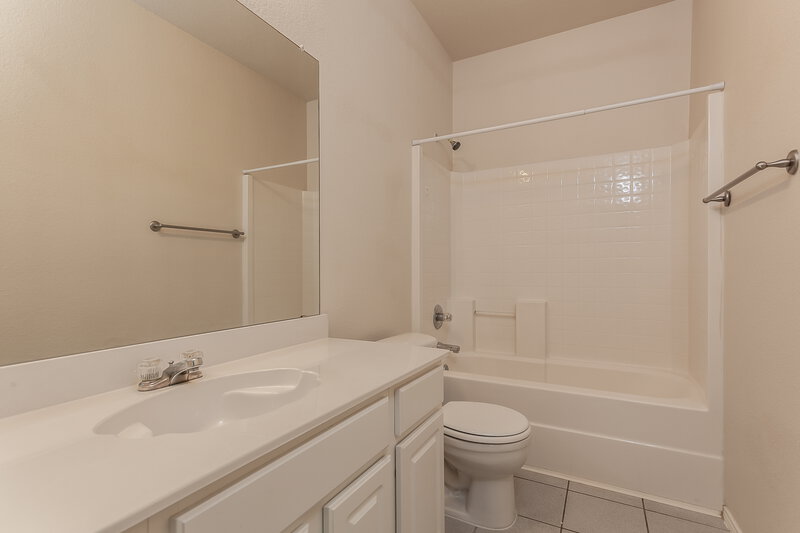 1,825/Mo, 10436 Fossil Hill Dr Fort Worth, TX 76131 Bathroom View