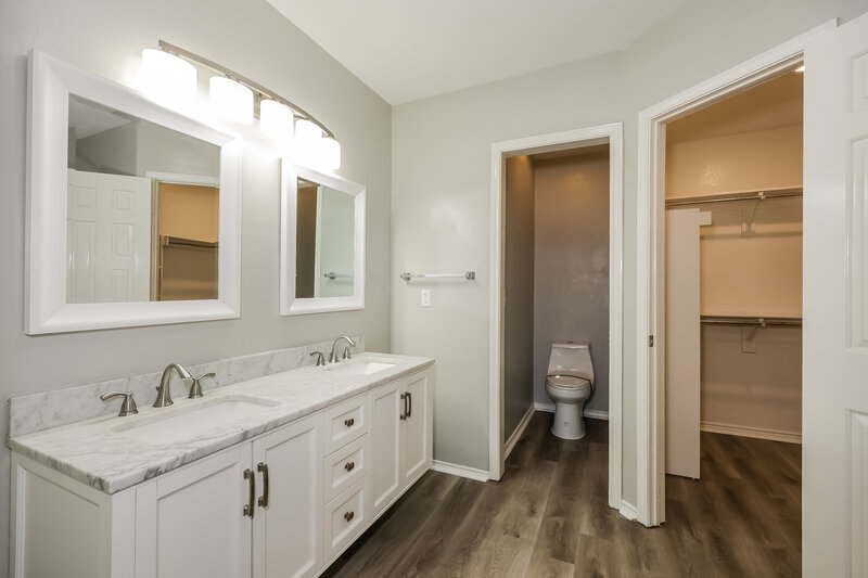 2,380/Mo, 1507 Chapman St Cedar Hill, TX 75104 Main Bathroom View