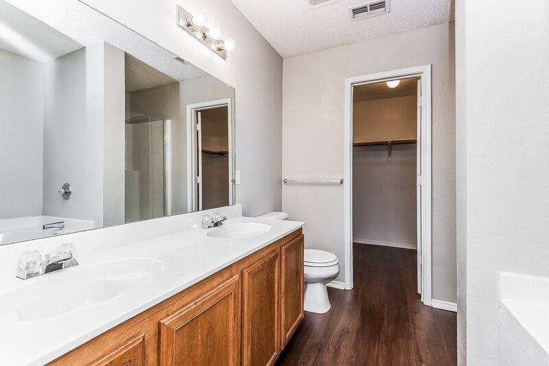 2,500/Mo, 3908 Golden Horn Ln Fort Worth, TX 76123 Master Bathroom View