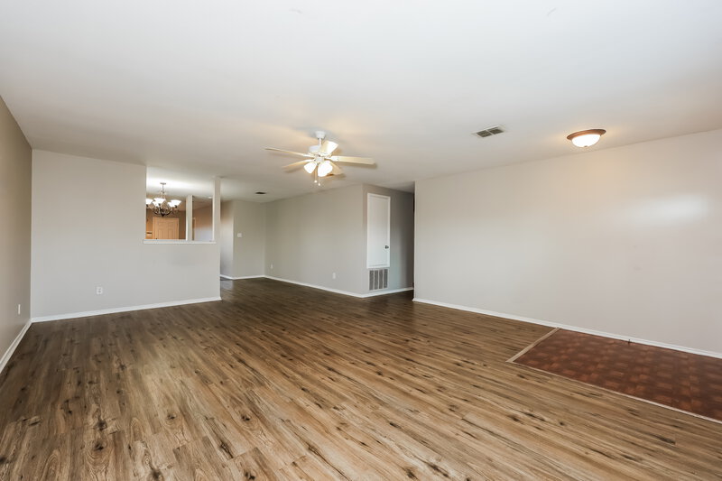 2,240/Mo, 8410 River Bluffs Dr Arlington, TX 76002 Living Room View 2