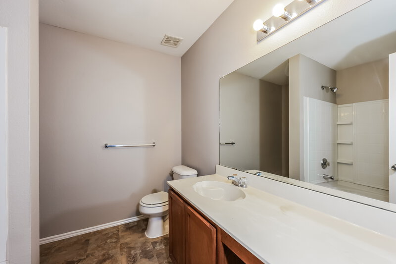 2,240/Mo, 8410 River Bluffs Dr Arlington, TX 76002 Main Bathroom View