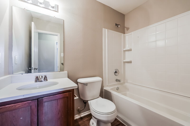 2,240/Mo, 8410 River Bluffs Dr Arlington, TX 76002 Bathroom View