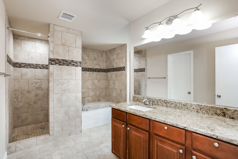 4,510/Mo, 4701 Valleyview Dr Mansfield, TX 76063 Main Bathroom View