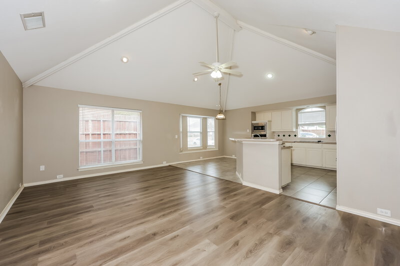 0/Mo, 317 Fountain Gate Dr Allen, TX 75002 Family Room View 2