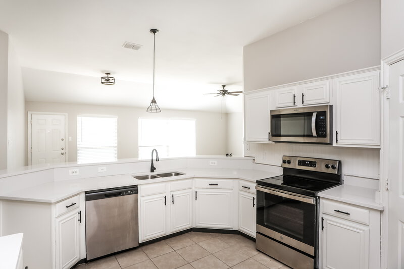 2,035/Mo, 205 S Chestnut St Forney, TX 75126 Kitchen View