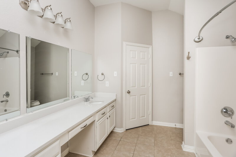 2,035/Mo, 205 S Chestnut St Forney, TX 75126 Main Bathroom View