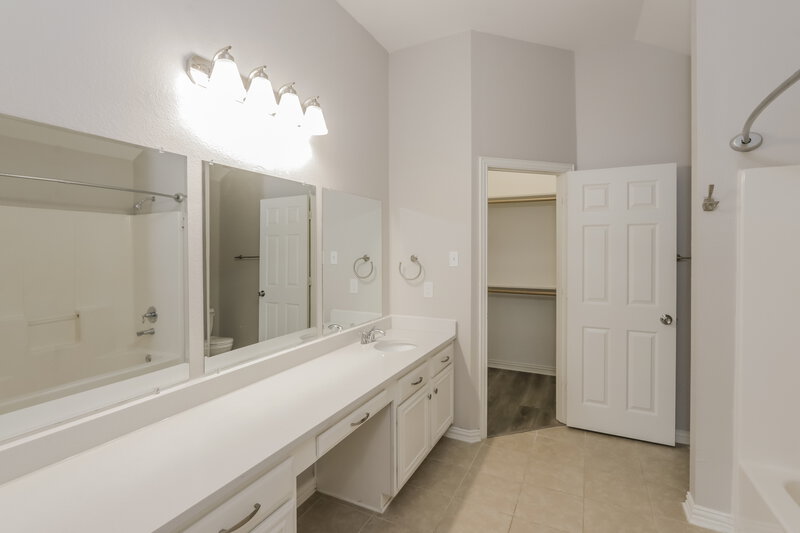 2,380/Mo, 205 S Chestnut St Forney, TX 75126 Main Bathroom View