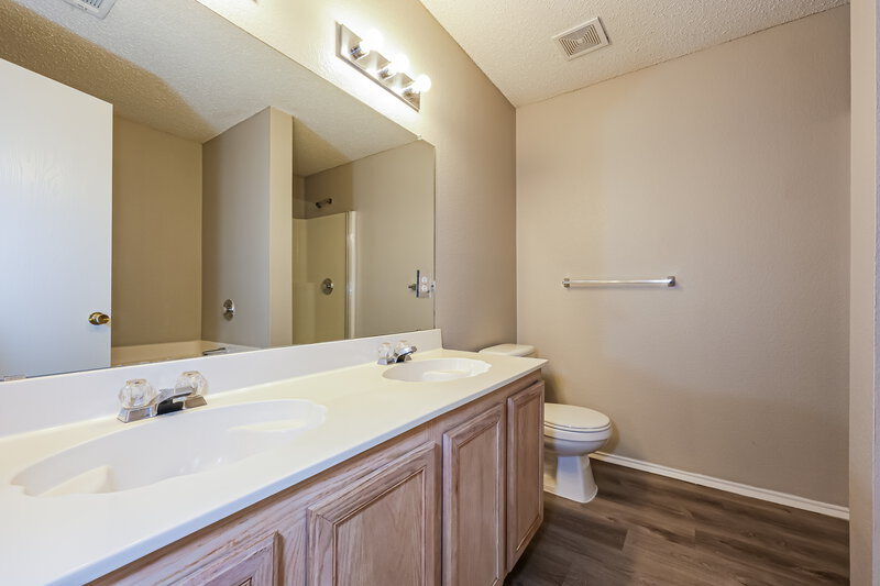 2,005/Mo, 548 Magdalen Ave Crowley, TX 76036 Main Bathroom View