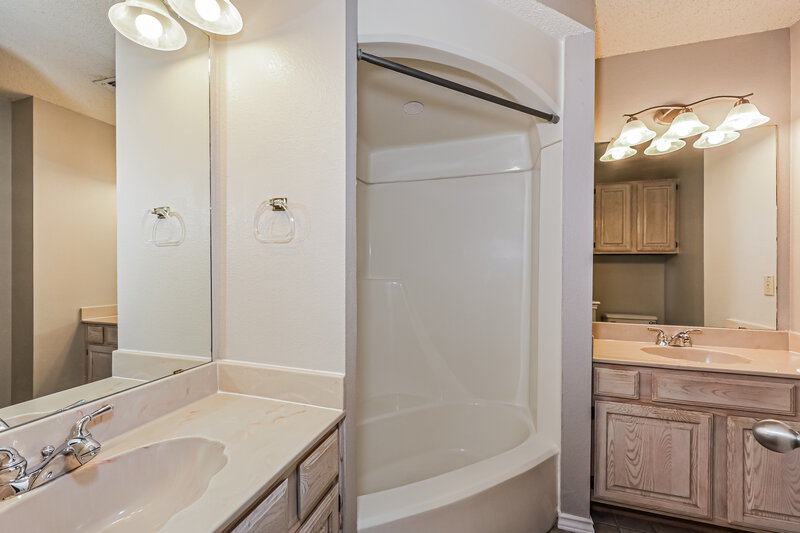 1,990/Mo, 910 Blue Jay Dr Mansfield, TX 76063 Main Bathroom View
