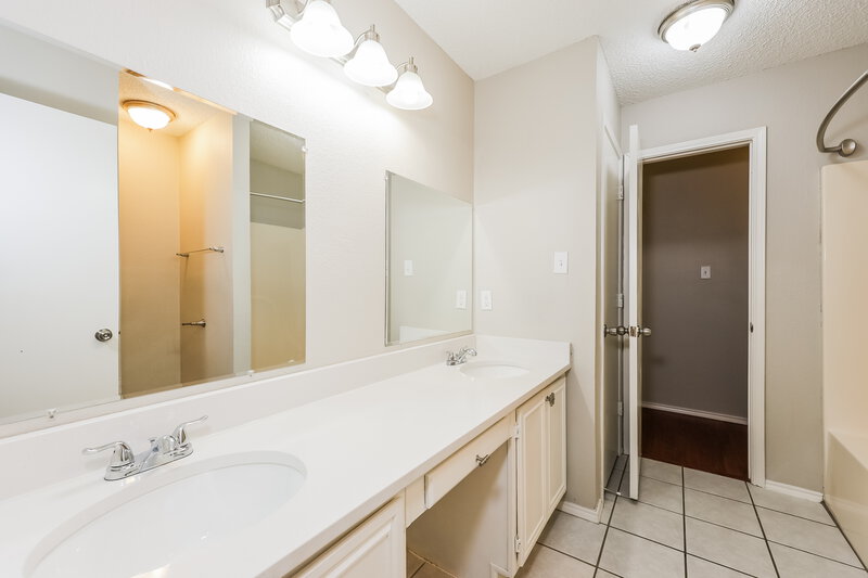 1,925/Mo, 512 Blue Haze Dr Fort Worth, TX 76108 Main Bathroom View