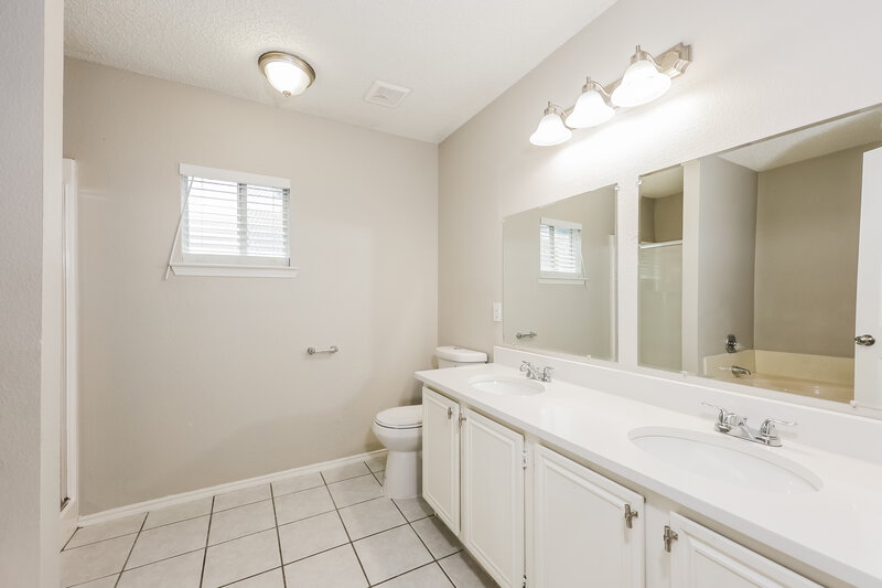 1,925/Mo, 512 Blue Haze Dr Fort Worth, TX 76108 Bathroom View