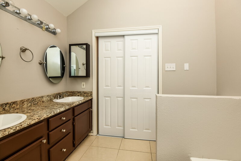 2,155/Mo, 8816 Sabinas Trl Fort Worth, TX 76118 Main Bathroom View 2