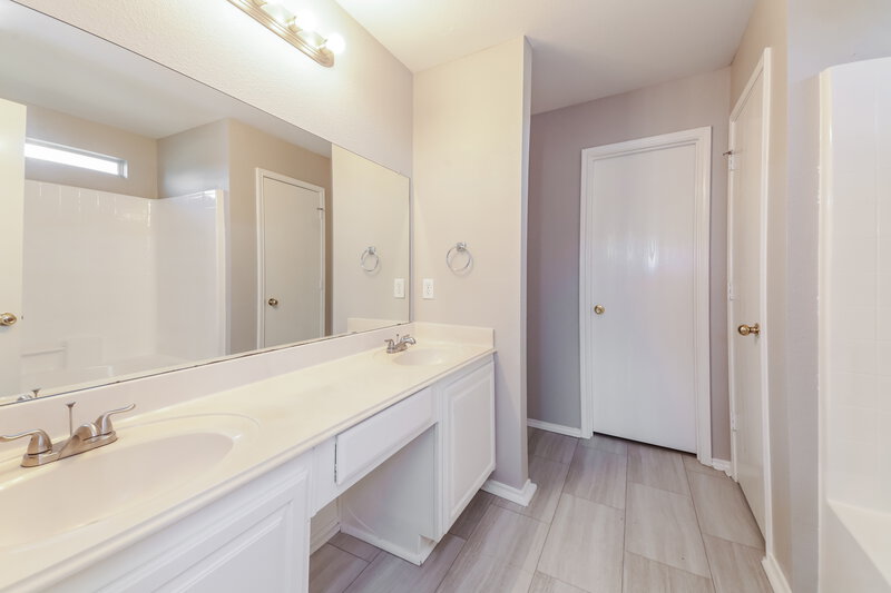 2,395/Mo, 8004 Swan Park Dr Denton, TX 76210 Main Bathroom View