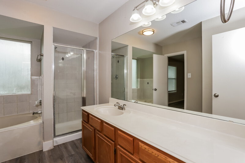 2,215/Mo, 7713 Dockside Dr Rowlett, TX 75088 Main Bathroom View 2