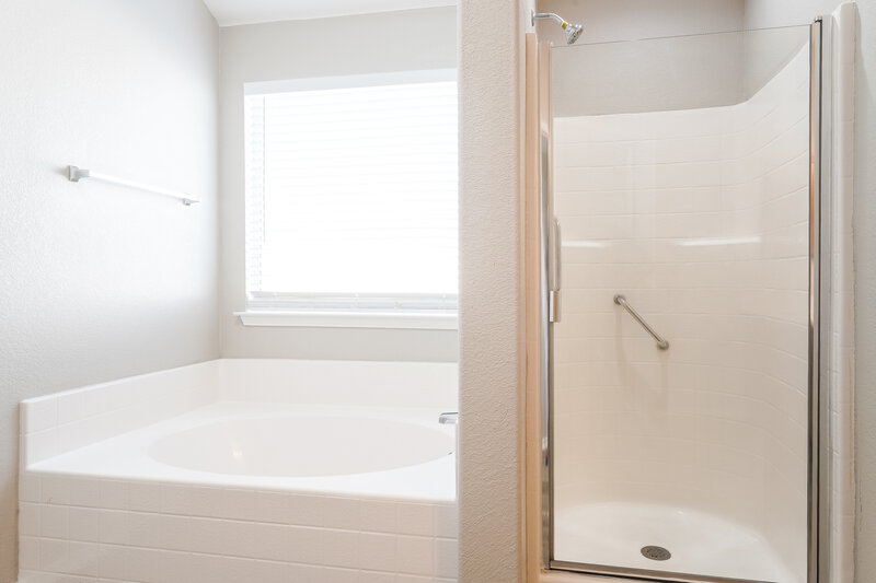 2,175/Mo, 3737 Sapphire St Fort Worth, TX 76244 Main Bathroom View 2