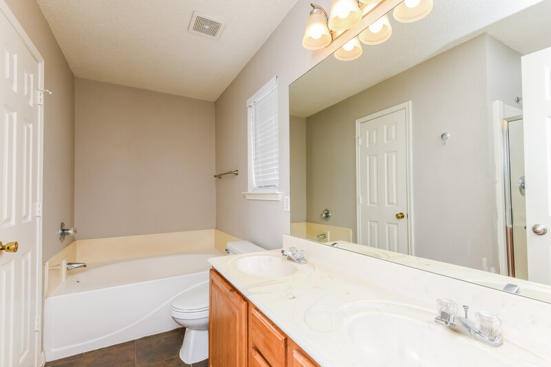 1,940/Mo, 1844 Overland St Fort Worth, TX 76131 Main Bathroom View