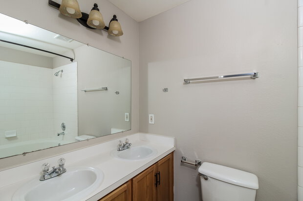 1,850/Mo, 3309 Bentgate Ct Denton, TX 76210 Main Bathroom View