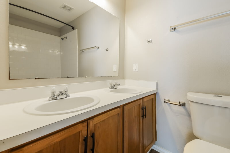 1,950/Mo, 3309 Bentgate Ct Denton, TX 76210 Main Bathroom View