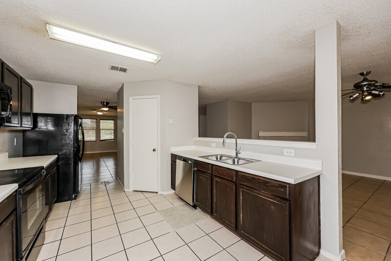 2,325/Mo, 2128 Panorama Ln Grand Prairie, TX 75052 Kitchen View
