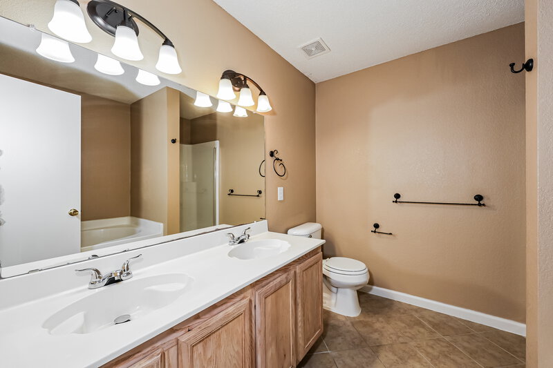 2,325/Mo, 2128 Panorama Ln Grand Prairie, TX 75052 Main Bathroom View