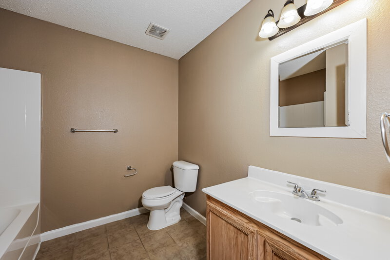 2,325/Mo, 2128 Panorama Ln Grand Prairie, TX 75052 Bathroom View