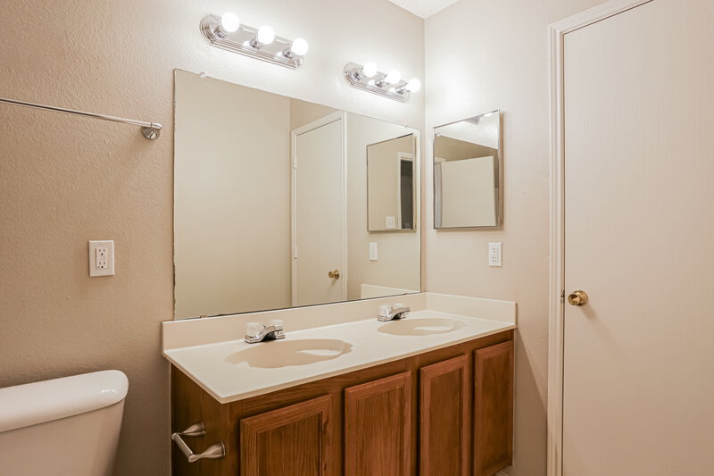 2,025/Mo, 1203 Wisdom Dr Cedar Hill, TX 75104 Main Bathroom View